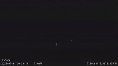 Schwarzes Bild mit weißer Schrift