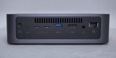 Rückseite mit sämtlichen Anschlüssen