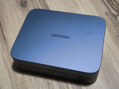 Auf der Stirnseite findet sich der UGREEN-Schriftzug.