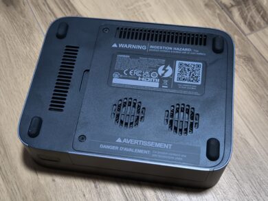 Auf der Unterseite befinden sich zwei weitere Lüfter sowie Lufteinlässe.