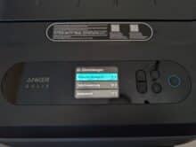 Einstellungsmenü am Display mit Bildschirmhelligkeit, Schutzspannung und Maßeinheit