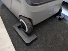 EverFrost 2 mit Radkeil unter dem Rad zur Sicherung gegen Wegrollen