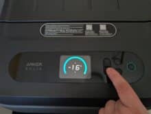 Direkte Temperatureinstellung am Gerät zeigt -16°C mit Hand am Bedienfeld