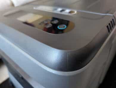 Nahaufnahme einer leicht unsauberen Kante am Bedienfeld der Anker Solix EverFrost