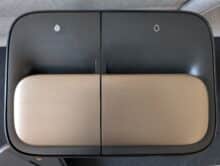 Ecovacs Deebot X9 Pro Omni Station von oben mit getrennten Bereichen für Frischwasser und Abwasser - Draufsicht der Wassertanks