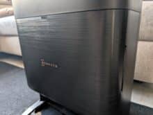 Ecovacs Deebot X9 Pro Omni All-in-One Station mit schwarzer Textur-Oberfläche und sichtbaren Fingerabdrücken