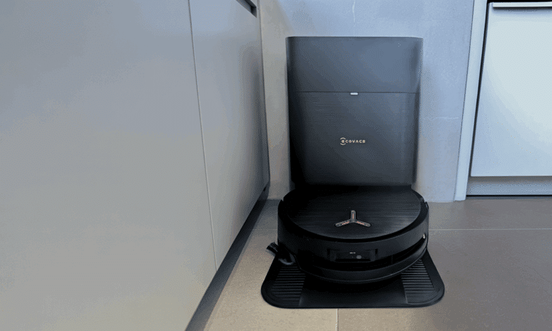 Ecovacs Deebot X9 Pro Omni Saugroboter auf seiner kompakten All-in-One Station in moderner Küche