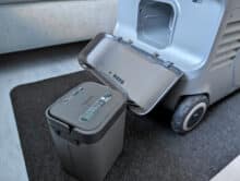 Herausgenommener Akku der EverFrost 2 23L mit Blick auf Klappe und Steckplätze