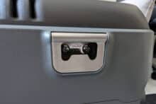 Integrierter Flaschenöffner an der Seitenwand der EverFrost 2 23L