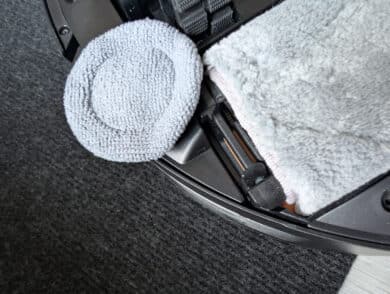 MOVA Z50 Ultra Unterseite mit sichtbarem Mini-Kantenmopp neben der HydroSync-Wischwalze für bessere Randreinigung