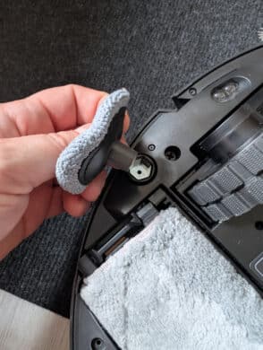 Hand hält den herausnehmbaren Mini-Kantenmopp des MOVA Z50 Ultra, zeigt einfache Wartung und Reinigung