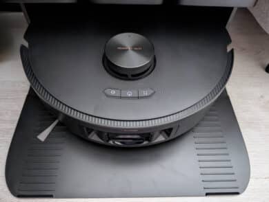 Das matte Schwarzfinish mit goldenen Akzenten und die präzisen Bedientasten vermitteln einen hochwertigen ersten Eindruck - die Verarbeitung stimmt bis ins Detail.