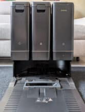 MOVA Z50 Ultra Reinigungsstation frontal mit drei Tanks und herausnehmbarer Reinigungsplatte, zeigt komplettes Drei-Tank-System