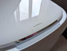 Glänzender Deckel der Narwal-Reinigungsstation mit Logo und Touch-Leiste