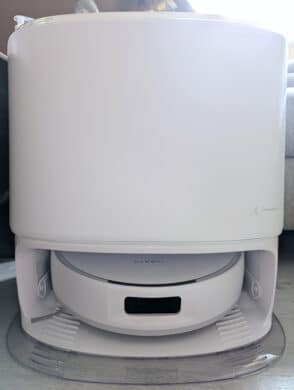 Narwal Freo Z10 Station in Weiß mit eingeparktem Roboter und transparenter Auffahrrampe