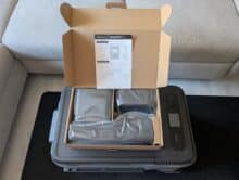 Geöffneter Road Trip Kit Karton mit Zubehör auf der Kühlbox