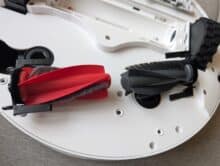 Ausgebaute DuoDivide-Bürsten liegen auf der Unterseite des Roborock Qrevo CurvX