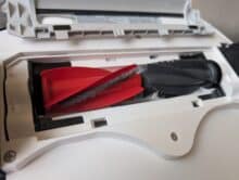 Roborock Qrevo CurvX mit entfernter Bürstenabdeckung zeigt das DuoDivide-System