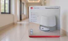 Verpackung des Roborock Qrevo CurvX Staubsaugerroboters in einem Flur