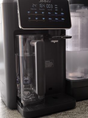 Die Karaffe wird automatisch mit Wasser befüllt.