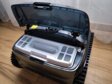 Aufklappbarer Deckel samt Filterkorb