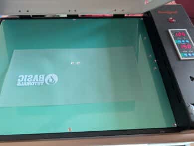 Gedrucktes Motiv auf DTF-Film im geöffneten Härtungsofen bei 124 Grad