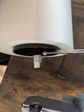 Einsetzen und Festschrauben des Filmrollenhalters mit Kreuzschlitzschraubendreher direkt in die DTF-Filmrolle