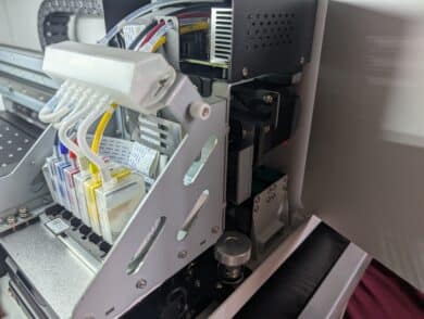 Geöffnete rechte Tür am Procolored P13 mit Blick auf Tintenversorgung und Zirkulationssystem