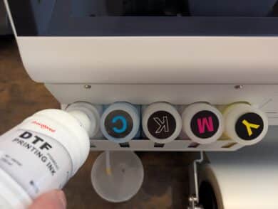 Einfüllen der weißen DTF-Tinte in den Procolored P13 Tintentank