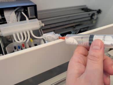 Mit einer Spritze wird beim Procolored P13 der Tintenfluss manuell gestartet