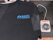 Fertig gepresstes T-Shirt mit BASIC-TUTORIALS-Logo und Temperaturanzeige bei 135 Grad