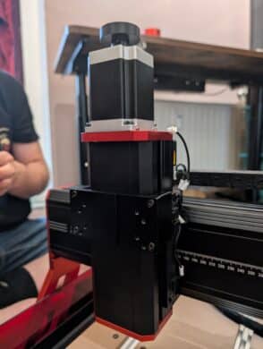 TwoTrees TTC-6050 Z-Achse mit montierter 500W Spindel mit 12.000 U/min in roter Halterung