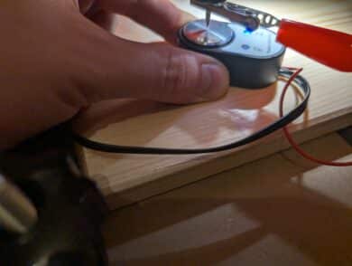 TwoTrees TTC-6050 Z-Achsen-Messtool mit blauer LED nach erfolgreichem Kontakt