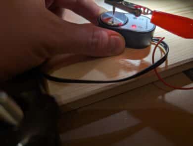 TwoTrees TTC-6050 Z-Achsen-Messtool mit roter LED beim Anfahren auf Holzwerkstück