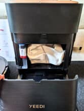 Geöffnete OMNI-Station des Yeedi S16 Plus mit Staubbeutel und Reinigungsmitteltank