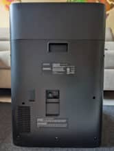 Rückansicht der Yeedi S16 Plus OMNI-Station mit Netzanschluss und Hauptschalter