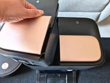 Hand entnimmt den Schmutzwasserbehälter der Yeedi S16 Plus OMNI-Station